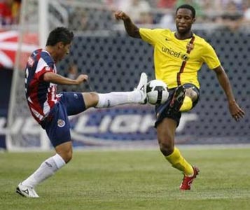 Eto'o tỏa sáng giúp Barca thắng đậm Chivas 